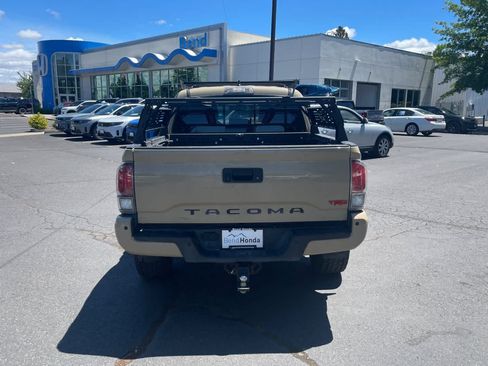 Used 2017 Toyota Tacoma TRD Sport AWD/4WD image 4