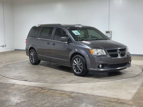 Used 2017 Dodge Grand Caravan SXT image 2