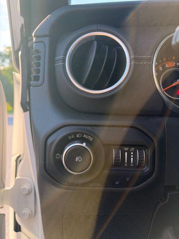 Used 2021 Jeep Wrangler Unlimited Sahara w/ Uconnect 4C Nav & Sound Group AWD/4WD image 16