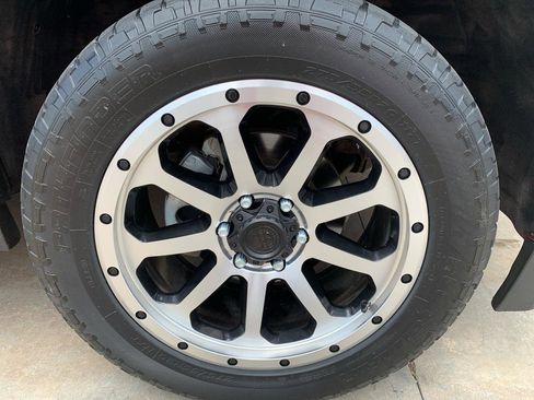 Used 2018 Chevrolet Suburban Premier AWD/4WD image 11