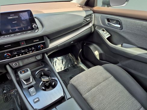 Certified 2023 Nissan Rogue SV FWD image 15