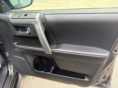 Used 2018 Toyota 4Runner SR5 AWD/4WD image 19