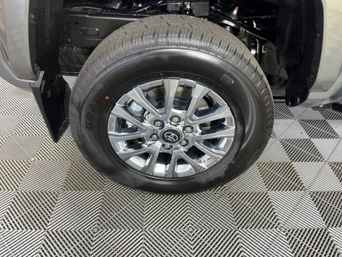 Used 2025 Toyota Tacoma Limited AWD/4WD image 22