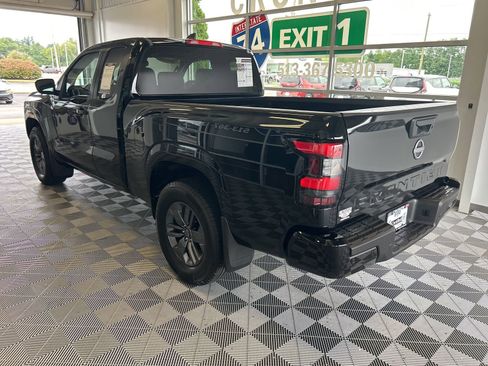 Used 2025 Nissan Frontier SV image 4