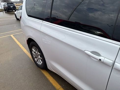 Used 2024 Chrysler Pacifica Touring-L image 15