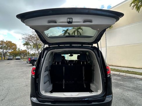 Used 2024 Chrysler Pacifica Touring-L FWD image 40