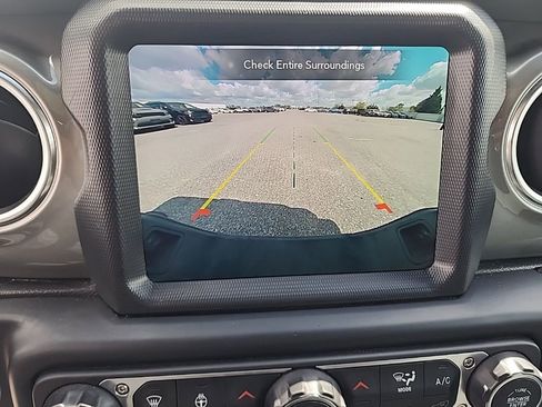 Used 2022 Jeep Gladiator Overland w/ Cold Weather Group image 14