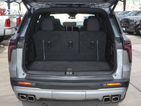 Used 2024 Chevrolet Traverse LT FWD image 12