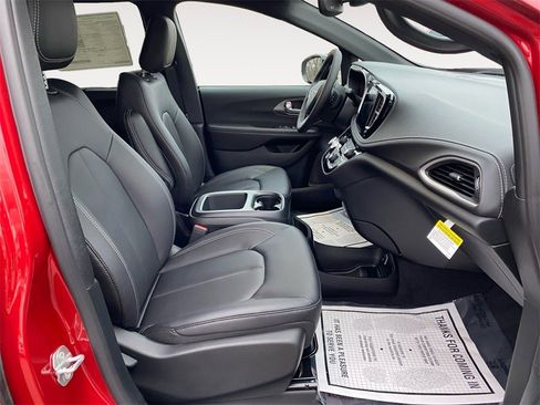 New 2026 Chrysler Pacifica Select image 15