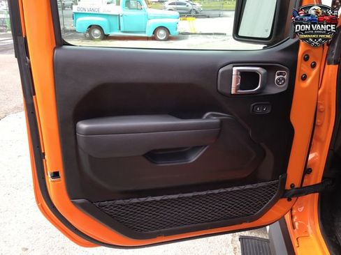 Used 2025 Jeep Gladiator Rubicon w/ Technology Group AWD/4WD image 14