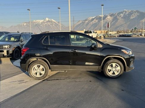 Certified 2022 Chevrolet Trax LT w/ LT Convenience Package image 30