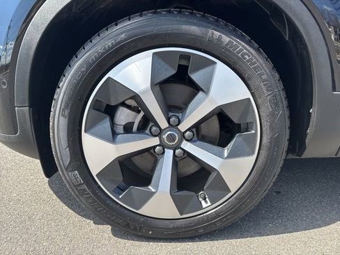 Used 2025 Volvo XC40 B5 Plus AWD/4WD image 9