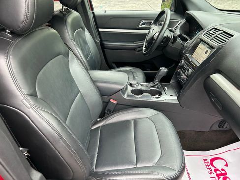 Used 2017 Ford Explorer XLT w/ Equipment Group 202A AWD/4WD image 31