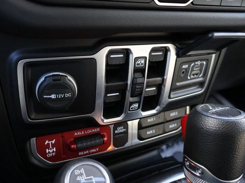 Used 2024 Jeep Gladiator Mojave w/ Technology Group image 37