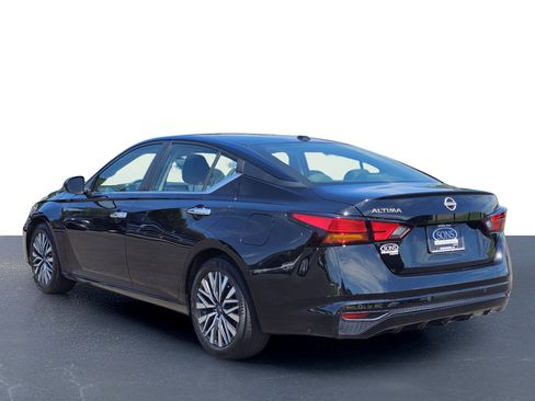 Used 2025 Nissan Altima 2.5 SV FWD image 11