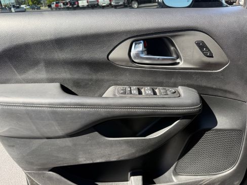 Used 2025 Chrysler Pacifica Select FWD image 37