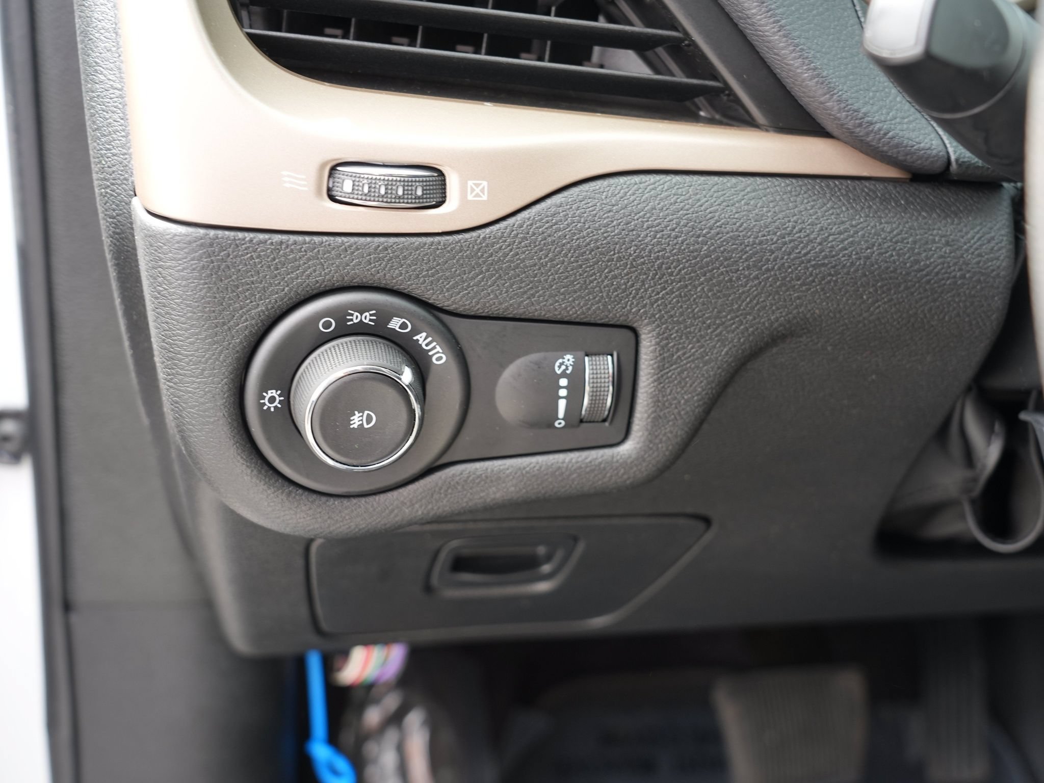 Used 2018 Jeep Cherokee Latitude w/ Safety Group AWD/4WD image 17