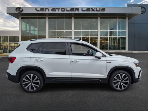 Used 2024 Volkswagen Taos SE FWD image 2