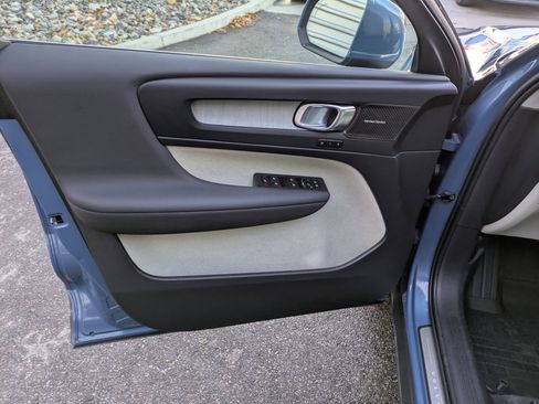 Used 2024 Volvo XC40 B5 Plus w/ Protection Package Premier image 12