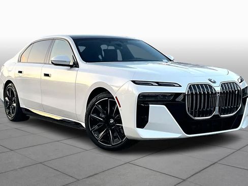 Used 2025 BMW i7 xDrive60 w/ M Sport Package RWD image 2