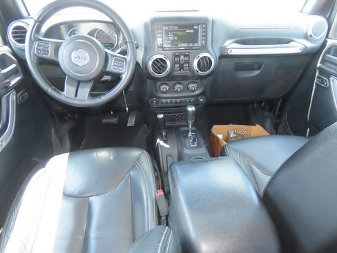 Used 2015 Jeep Wrangler Unlimited Sahara w/ Connectivity Group AWD/4WD image 23
