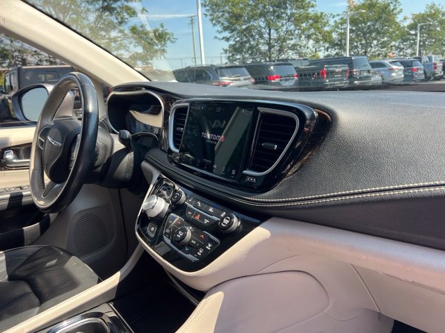Used 2021 Chrysler Pacifica Limited AWD/4WD image 38