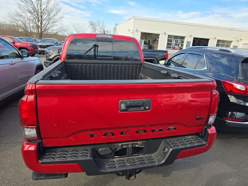 Used 2018 Toyota Tacoma TRD Sport image 3