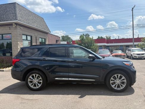 Used 2023 Ford Explorer XLT w/ Equipment Group 202A AWD/4WD image 4