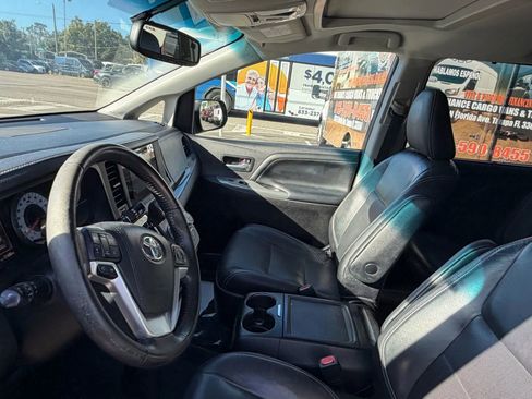 Used 2015 Toyota Sienna SE Premium image 17