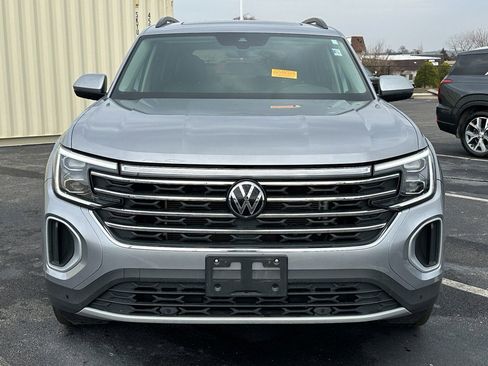 Used 2024 Volkswagen Atlas SE w/ Panoramic Sunroof Package image 2