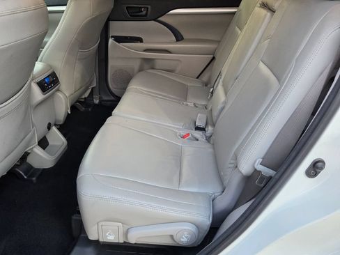 Used 2016 Toyota Highlander LE FWD image 12