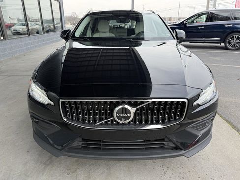 Used 2024 Volvo V60 B5 Cross Country Plus image 2