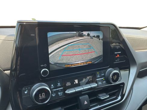 Used 2023 Toyota Highlander XLE FWD image 12