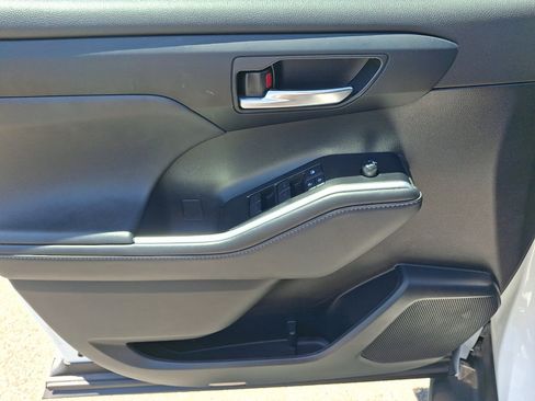 Used 2022 Toyota Highlander XLE AWD/4WD image 26