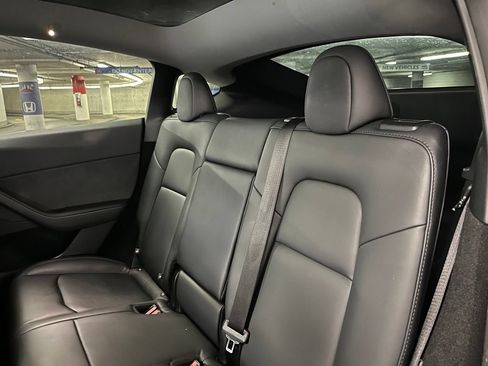 Used 2024 Tesla Model Y Long Range AWD/4WD image 17