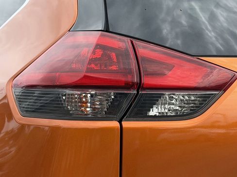 Used 2018 Nissan Rogue SL w/ Premium Package FWD image 11