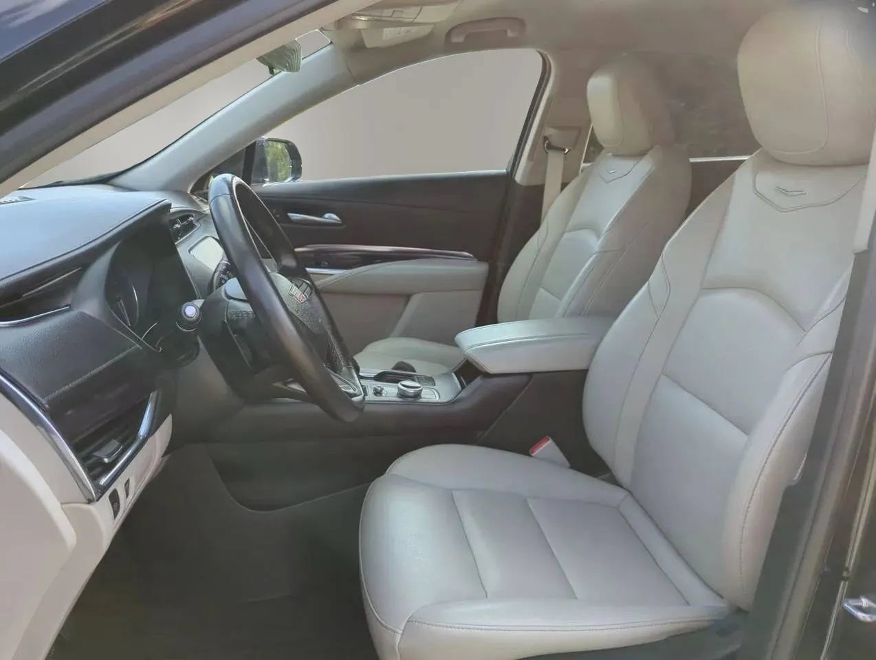 Used 2023 Cadillac XT4 Luxury w/ Cold Weather Package AWD/4WD image 10