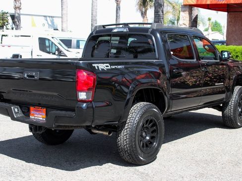 Used 2019 Toyota Tacoma TRD Sport image 9