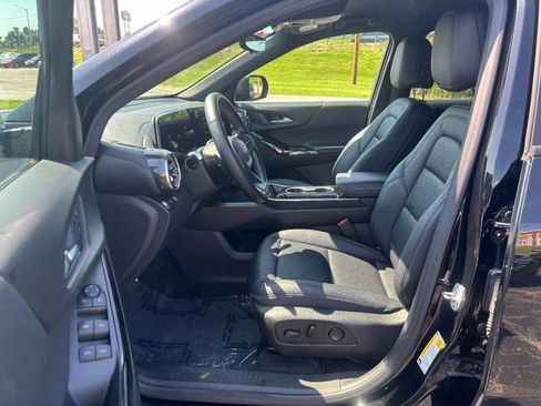 Used 2025 Chevrolet Equinox LT w/ Convenience Package II FWD image 9