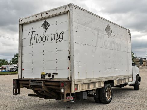 Used 2015 Chevrolet Express 4500 RWD image 5