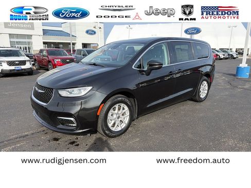 Used 2023 Chrysler Pacifica Touring-L image 1