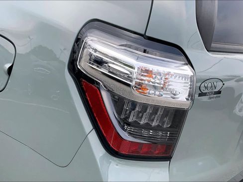 Used 2022 Toyota 4Runner TRD Off-Road Premium w/ Moonroof Package AWD/4WD image 27