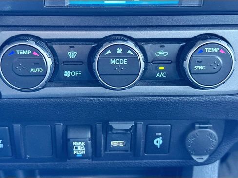 Used 2022 Toyota Tacoma TRD Off-Road image 18