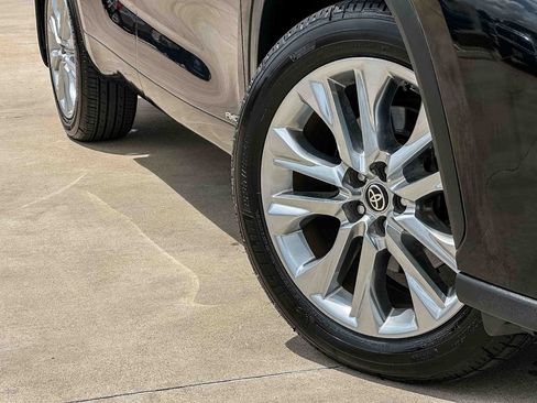 Used 2023 Toyota Highlander Limited image 9