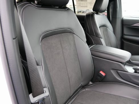 New 2025 Jeep Grand Cherokee Altitude image 31