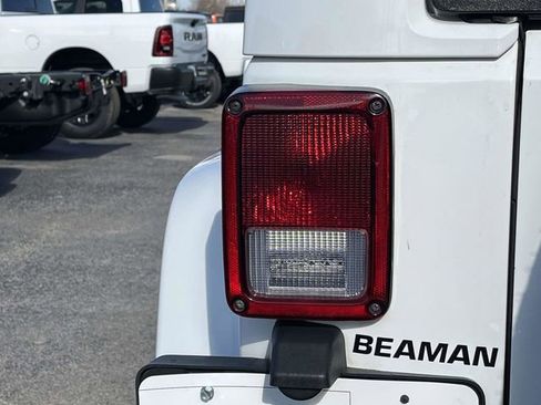 Used 2016 Jeep Wrangler Unlimited Sahara image 11