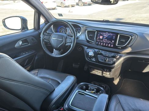 Used 2020 Chrysler Pacifica Touring-L Plus w/ S Appearance Package image 31