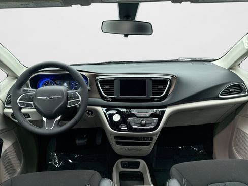 Used 2022 Chrysler Voyager LX FWD image 14