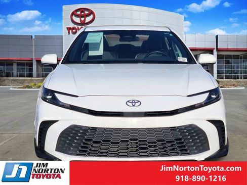 Used 2025 Toyota Camry SE image 2