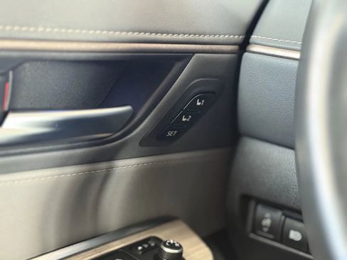 Used 2021 Toyota Venza Limited image 26